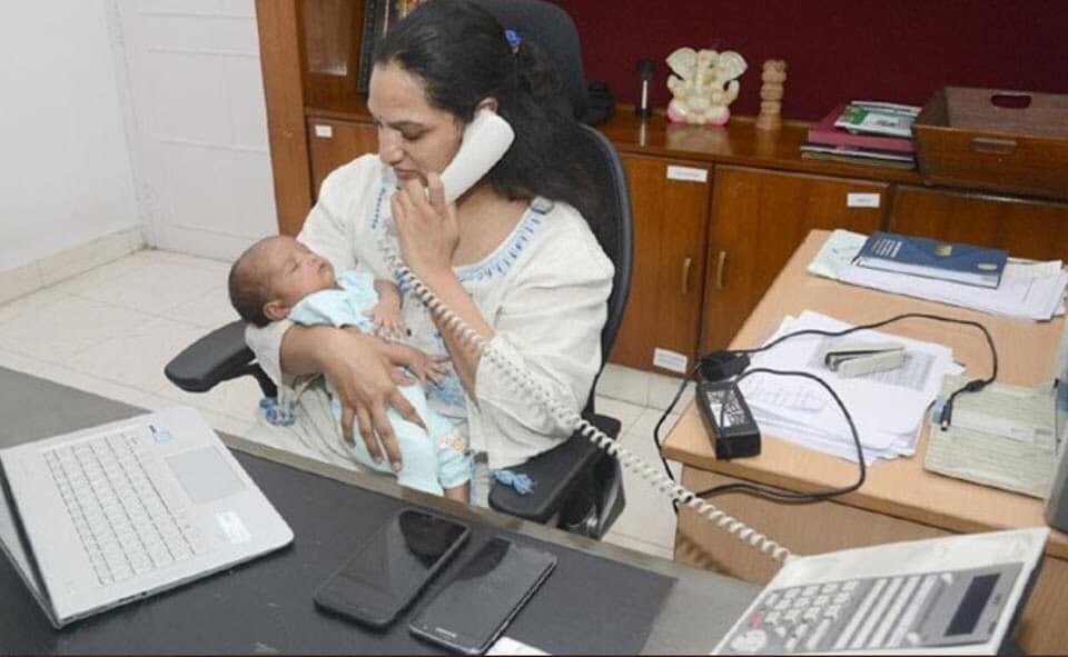 कोरोना वॉरियर: लॉकडाउन में एक महीने के बच्चे को गोद में लेकर लगातार काम कर रहीं कमिश्नर, जानिए कौन हैं ये