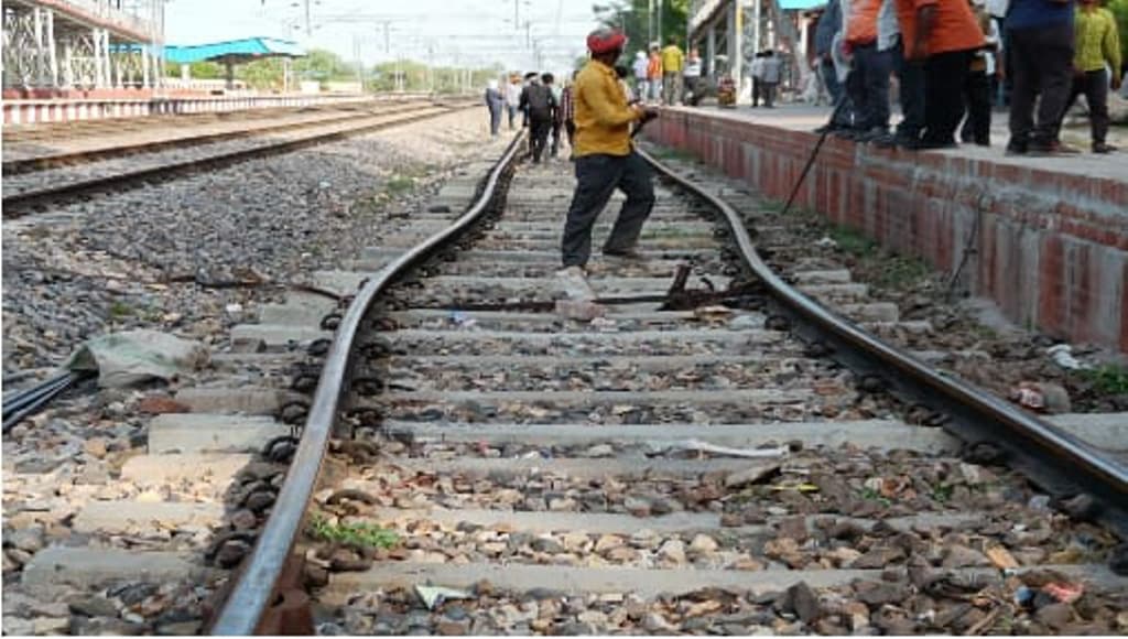 UP: टेढ़ी पटरियों से गुजरी नीलांचल एक्सप्रेस, लोको पायलट की सूझबूझ से बड़ा रेल हादसा टला, जांच के आदेश