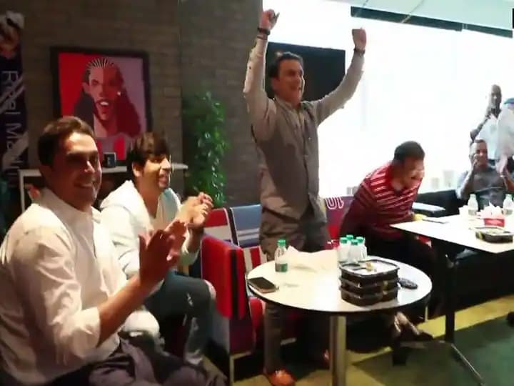 इंग्लैंड तक पहुंची Neeraj Chopra के गोल्ड की धमक, क्रिकेट भूल खुशी में डूबे दिग्गज, वायरल हुआ वीडियो