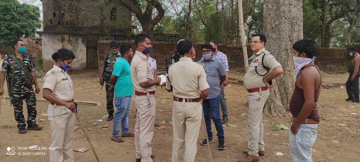 Jharkhand Crime News : सरायकेला में शिव पूजा में लगी भीड़ हटाने के लिए पुलिस ने किया लाठीचार्ज, आक्रोशित ग्रामीणों के साथ हुई झड़प में थाना प्रभारी समेत कई घायल, पुलिस ने नौ ग्रामीणों को भेजा जेल
