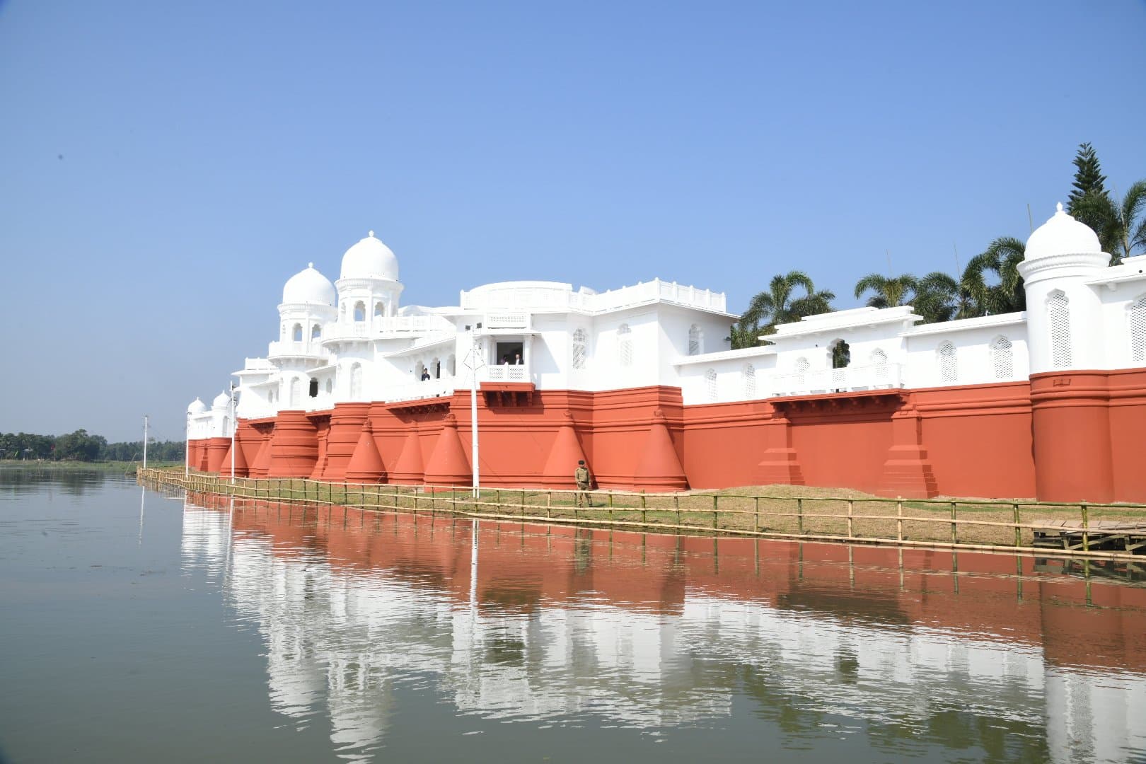 झील के बीचो-बीच बना है त्रिपुरा का सुंदर नीर महल, मनोरम दृश्य देखने देश-विदेश से आते हैं टूरिस्ट