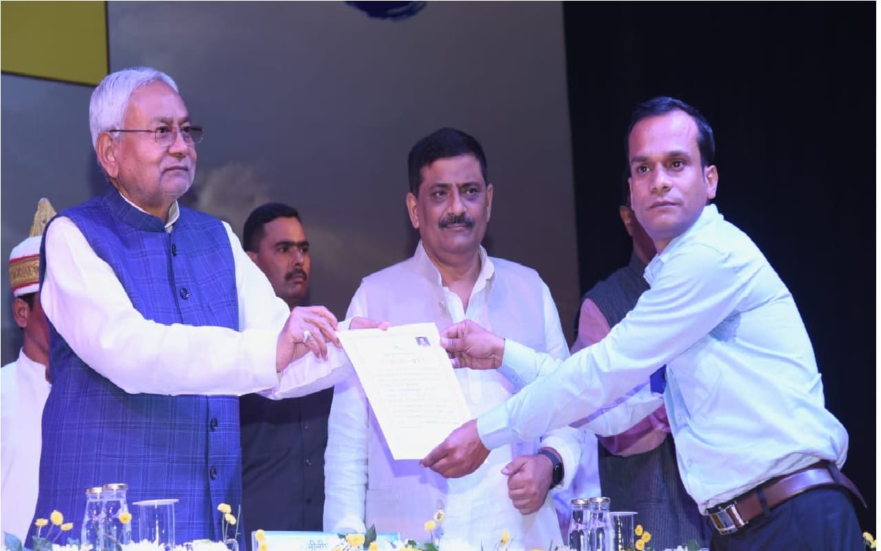 बिहार के जल संसाधन विभाग में 1006 अभ्यर्थियों को मिली नौकरी, सीएम नीतीश कुमार ने बांटे नियुक्ति पत्र