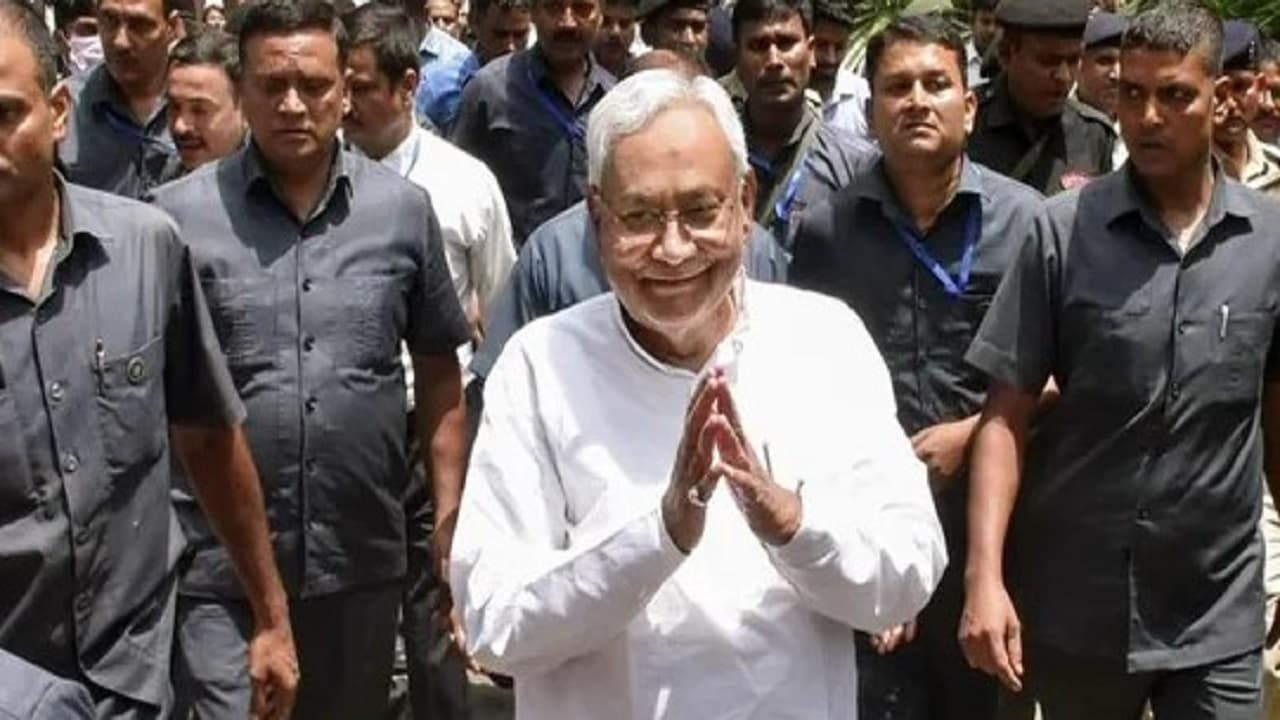 बिहार: मॉर्निंग वॉक के दौरान सीएम नीतीश कुमार की सुरक्षा घेरे में घुसा बाइक सवार, पुलिस ने आरोपी को दबोचा