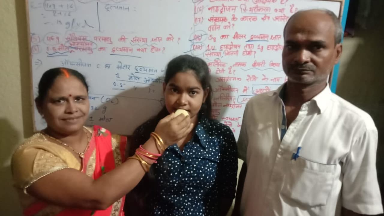 JAC 12th Commerce Result: जेवर कारीगर की बेटी निक्की कुमारी बनीं स्टेट टॉपर, बैंक अधिकार बनने की इच्छा