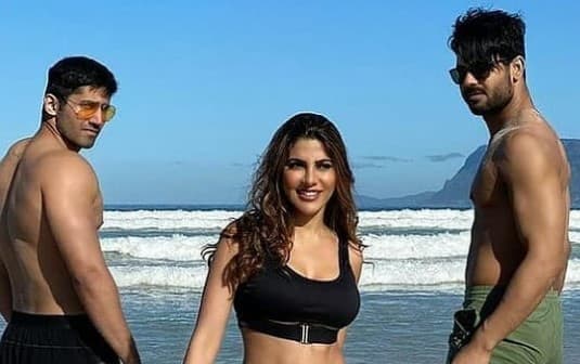 निक्की तंबोली की 'Desi Boys' संग तसवीरें हुईं वायरल, समंदर किनारे दिखा एक्ट्रेस का ग्लैमरस अवतार