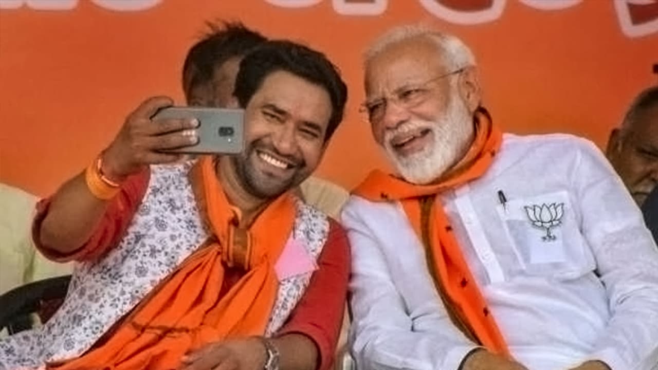 Bhojpuri इंडस्ट्री के ये स्टार्स जो राजनीति में भी हैं शामिल, जाने कौन कौन है!