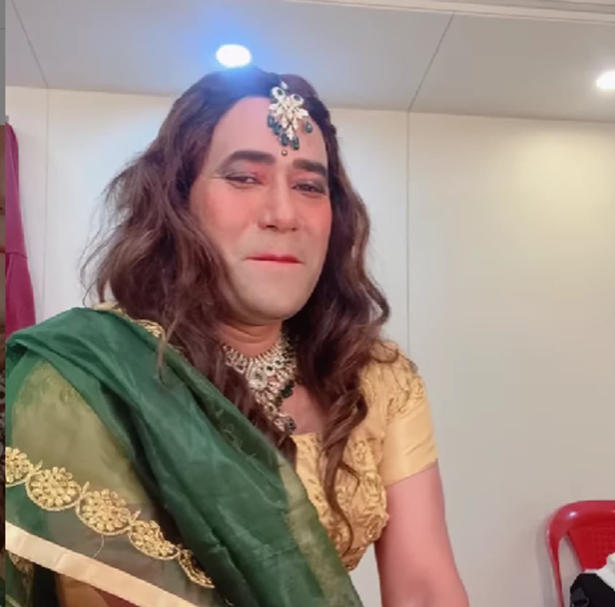 Nirahua ने हरी साड़ी पहनकर मचाया गर्दा, दाढ़ी वाली औरत को देखकर आपको भी आ जाएगी हंसी, VIDEO