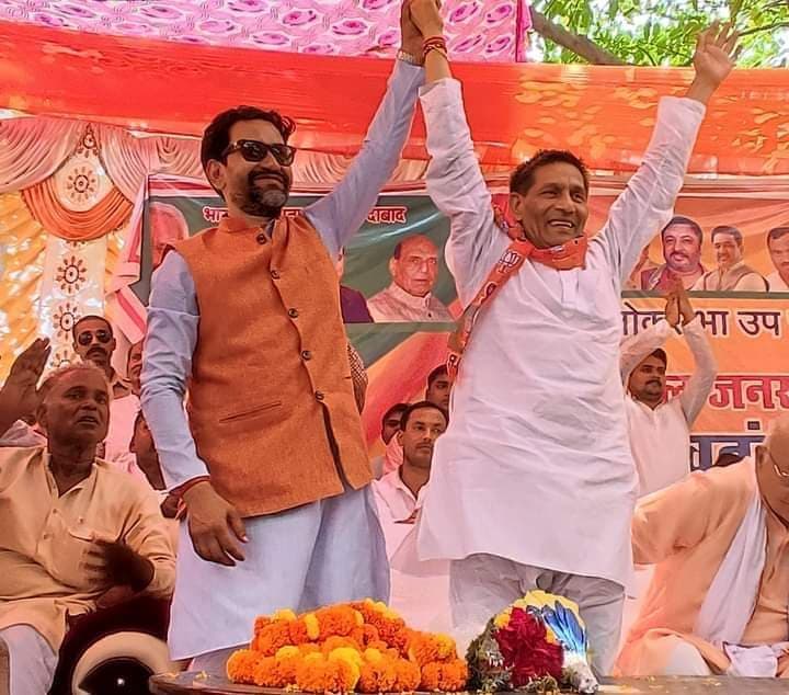 समुद्र किनारे Nirahua के साथ नजर आईं आम्रपाली, दोनों लग रहे जबरदस्त