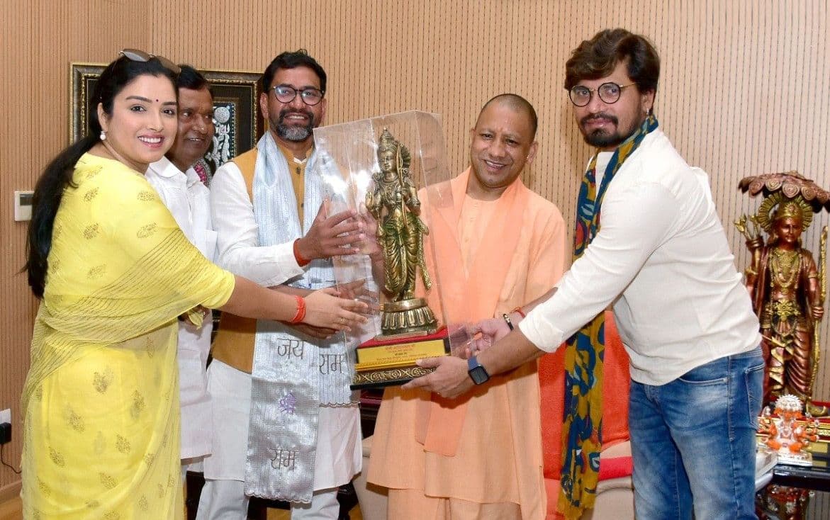 आजमगढ़ जीतने के बाद निरहुआ ने एक्‍ट्रेस आम्रपाली दुबे संग की CM योगी आद‍ित्‍यनाथ से मुलाकात, देखें Photos