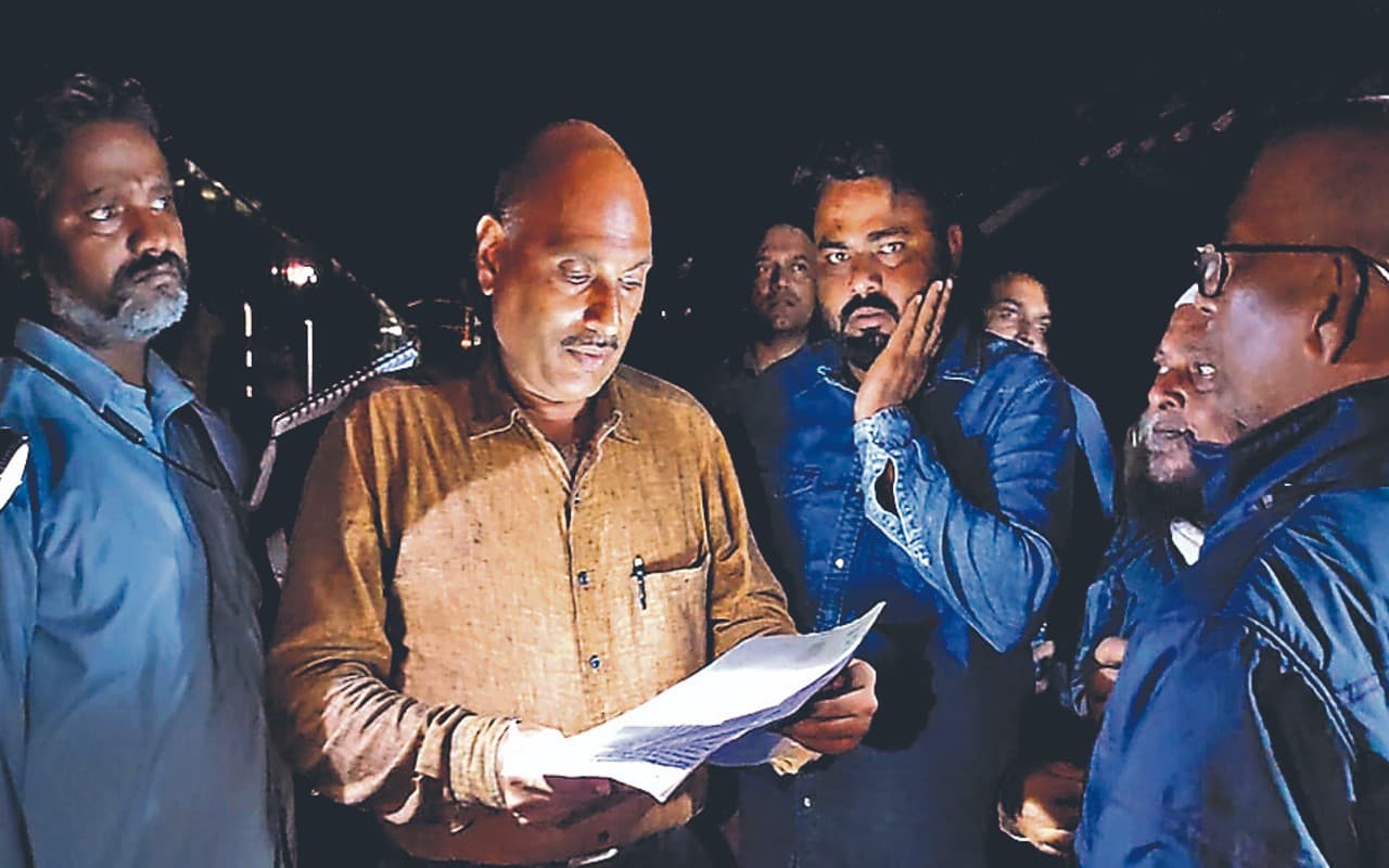 DRM ने टॉर्च की रोशनी में किया इटकी स्टेशन का निरीक्षण