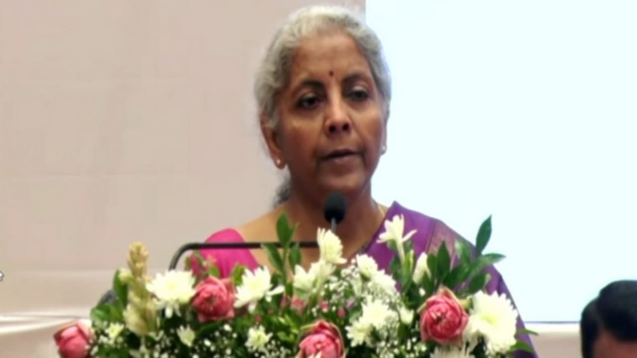 अडाणी मामले में बोलीं निर्मला सीतारमण, एफपीओ वापस लेने से भारत की छवि पर असर नहीं, रेग्युलेटर करेंगे अपना काम