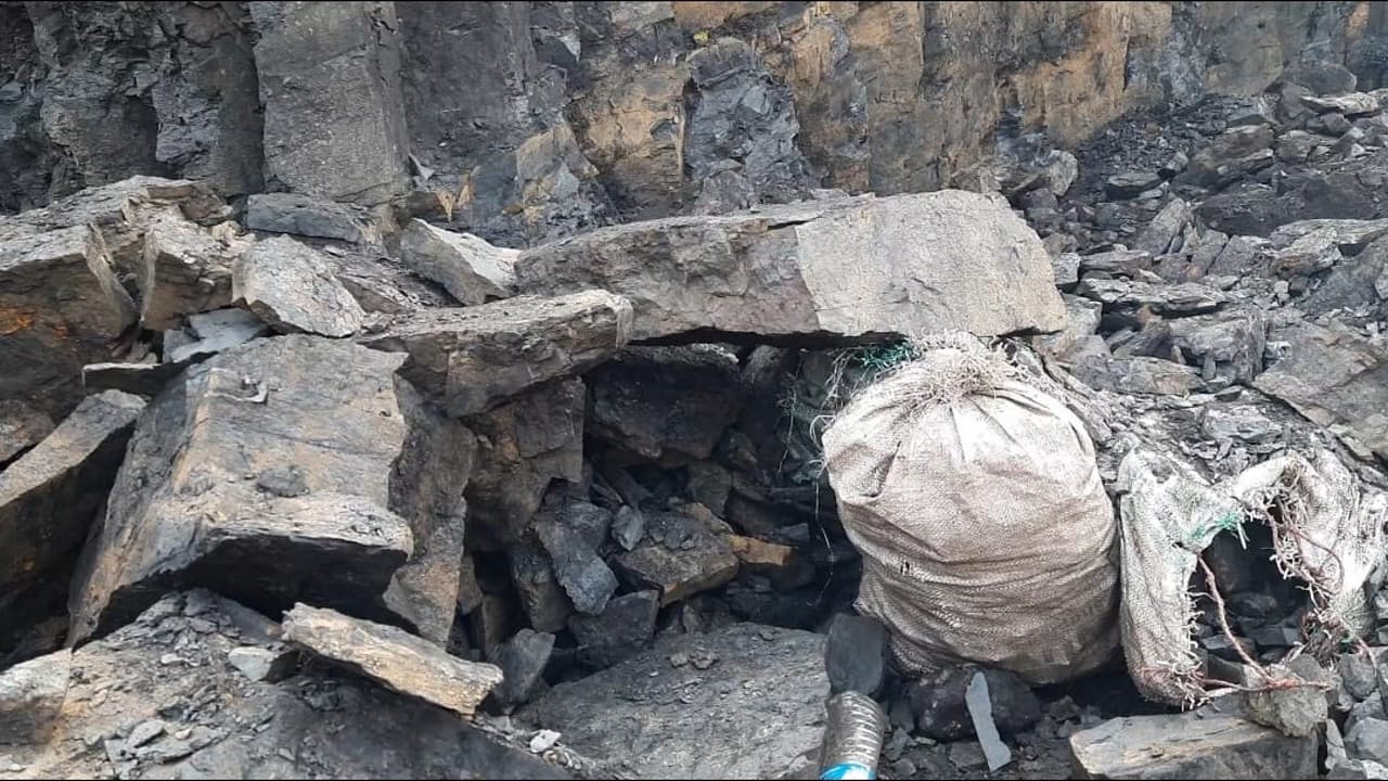 झारखंड: धनबाद में अवैध उत्खनन के दौरान चाल धंसी, 3 लोगों के दबने की सूचना