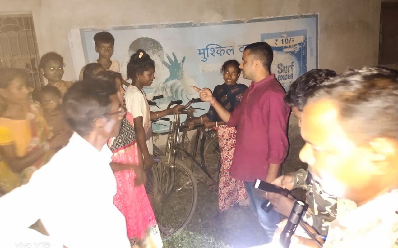 धनबाद के केलियासोल में पुलिस ने साइकिल सहित अवैध कोयला किया जब्त, महिलाओं ने जताया विरोध