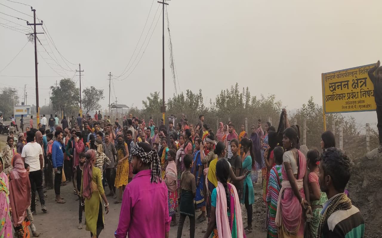 निरसा का ECL राजा कोलियरी क्षेत्र रणक्षेत्र में तब्दील, अवैध कोयला खनन रोकने को लेकर जमकर हुआ हंगामा