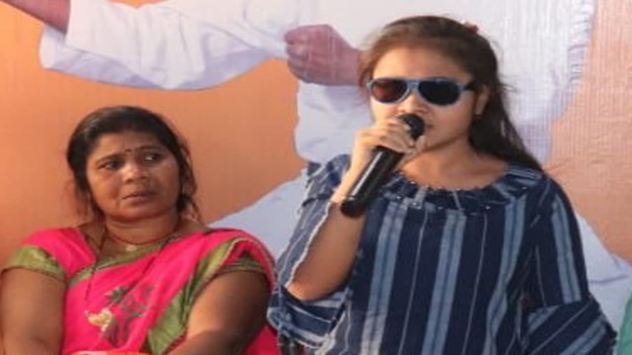 लता मंगेशकर को आदर्श मानने वाली लातेहार की निशि सुरीली आवाजों से लोगों को कर रही मंत्रमुग्ध