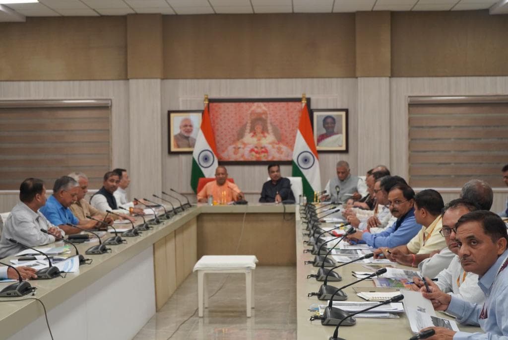 Diwali festival : सीएम योगी ने दिवाली त्योहार से पहले कानून व्यवस्था की समीक्षा की, अफसरों  की ली क्लास