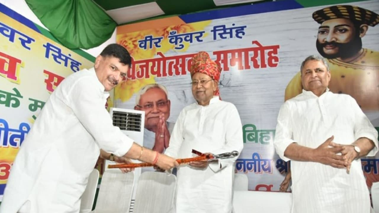 बिहार में सियासी हलचल के बीच तेजस्वी यादव पर पहली बार बोले नीतीश कुमार, राजभवन में सीएम ने दिया बयान..