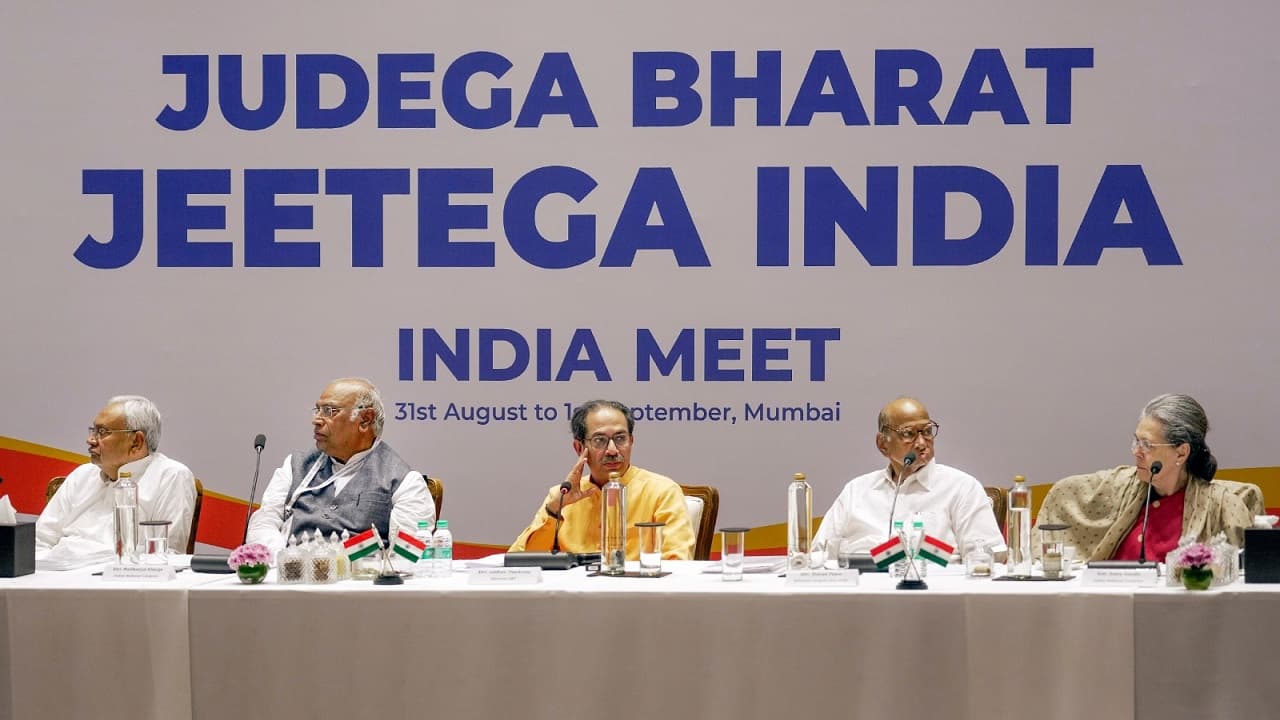 I-N-D-I-A की बैठक में विपक्ष के दिग्गज नेता, चुनाव की रणनीति पर चर्चा, देखें तस्वीरें