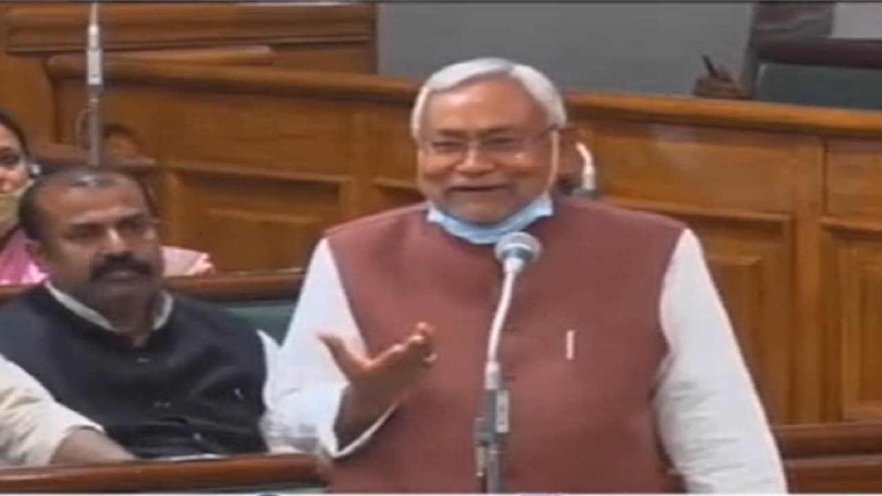 बताइए ऐसे कितने स्कूल जिनमें शौचालय नहीं, हम बनवायेंगे... जब MLC की शिकायत पर खड़े होकर बोलने लगे नीतीश