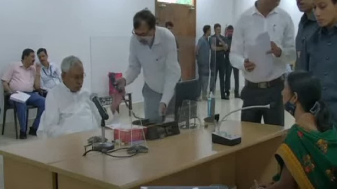 जनता दरबार में महिला की पीड़ा सुनकर सीएम नीतीश कुमार रह गए हैरान, अधिकारी को लगाया फोन