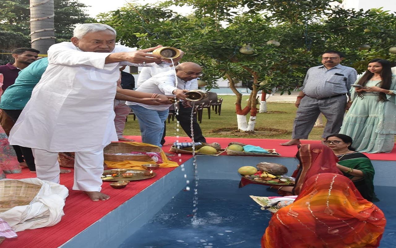 Chhath Puja 2022:  नीतीश के सरकारी आवास पर लोक आस्था के पर्व की रौनक, छठ से जुड़ी देखें ये 6 तस्वीरें