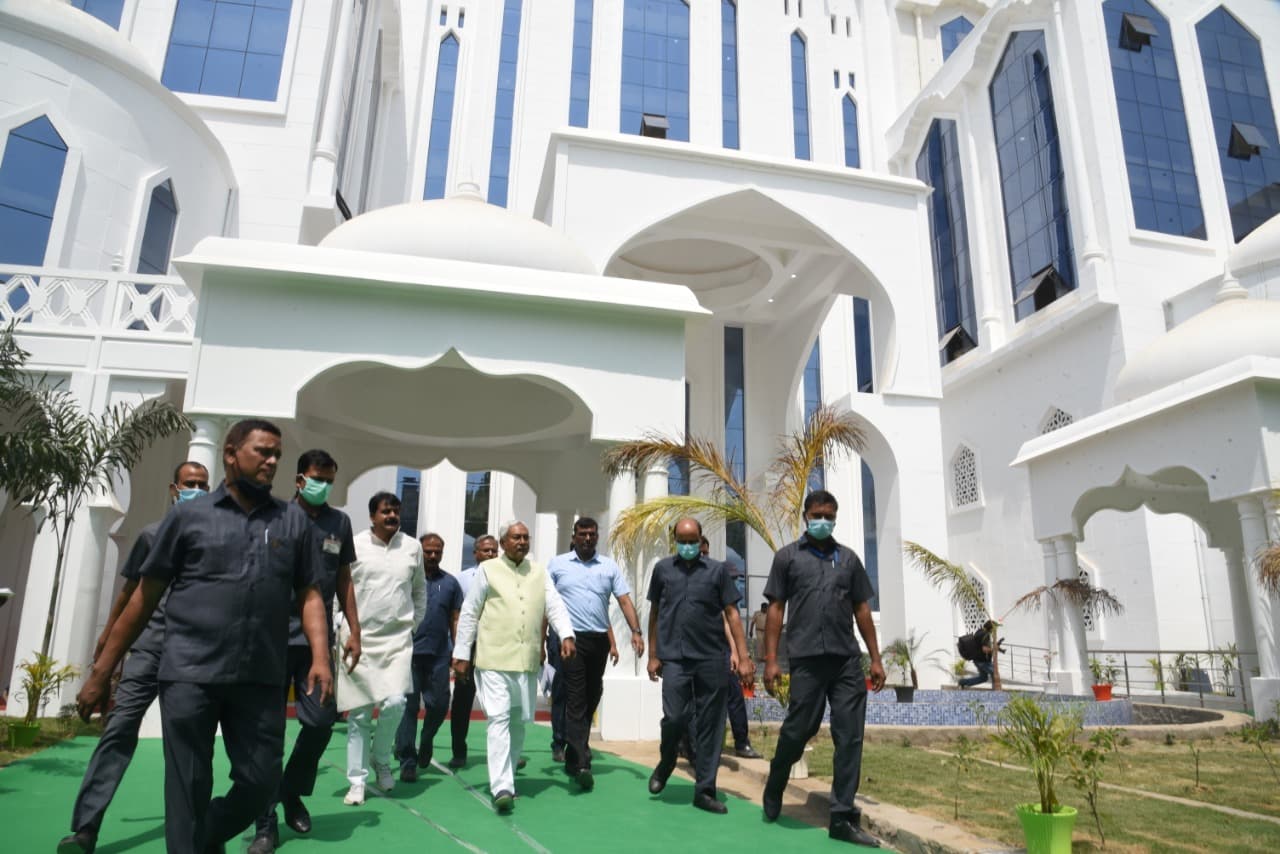 नीतीश कुमार अचानक पहुंचे अंजुमन इस्लामिया,  कार्यों का किया निरीक्षण, दिए आवश्यक निर्देश