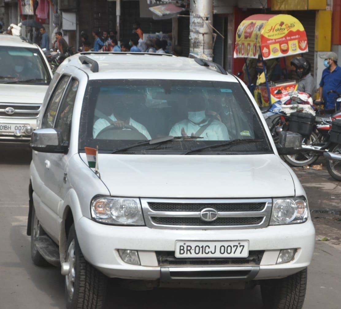 Bihar News: CM नीतीश कुमार के आने की मिली सूचना तो होने लगी मास्क चेकिंग, काफिला गुजरते ही बंद हो गया अभियान