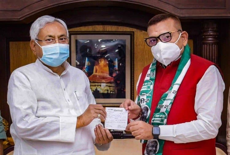 Bihar Cabinet Expansion: नीतीश कैबिनेट में पूर्व IPS को जगह,  लेकिन पूर्व DGP गुप्तेश्वर पांडेय को न विधायकी मिली ना मंत्री पद, VRS लेकर JDU में आए थे