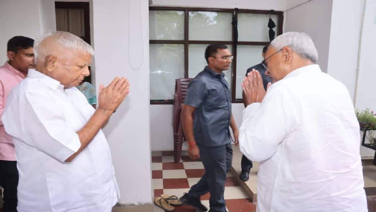 नीतीश कुमार दिल्ली यात्रा से ठीक पहले लालू यादव से मिले, मुलाकात के बाद जानें क्या कहा...