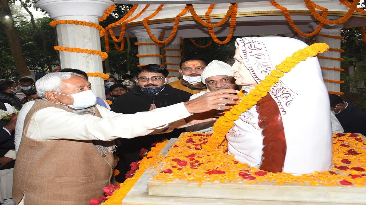 मां की पुण्यतिथि पर नालंदा स्थित अपने पैतृक गांव पहुंचे नीतीश कुमार, प्रतिमा पर पुष्प अर्पित कर हुए भावुक