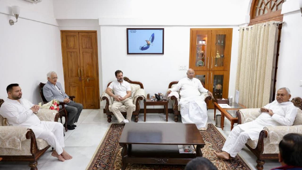 नीतीश कुमार की आज राहुल गांधी से दिल्ली में मुलाकात, BJP के खिलाफ मिशन 2024 को लेकर होगी अहम बात