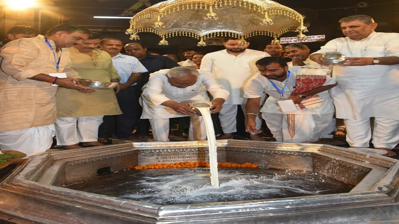 PHOTOS: गया में जलाभिषेक करते नीतीश कुमार, मंदिर में हाथ जोड़े खड़े तेजस्वी यादव, देखिए खास तस्वीरें..