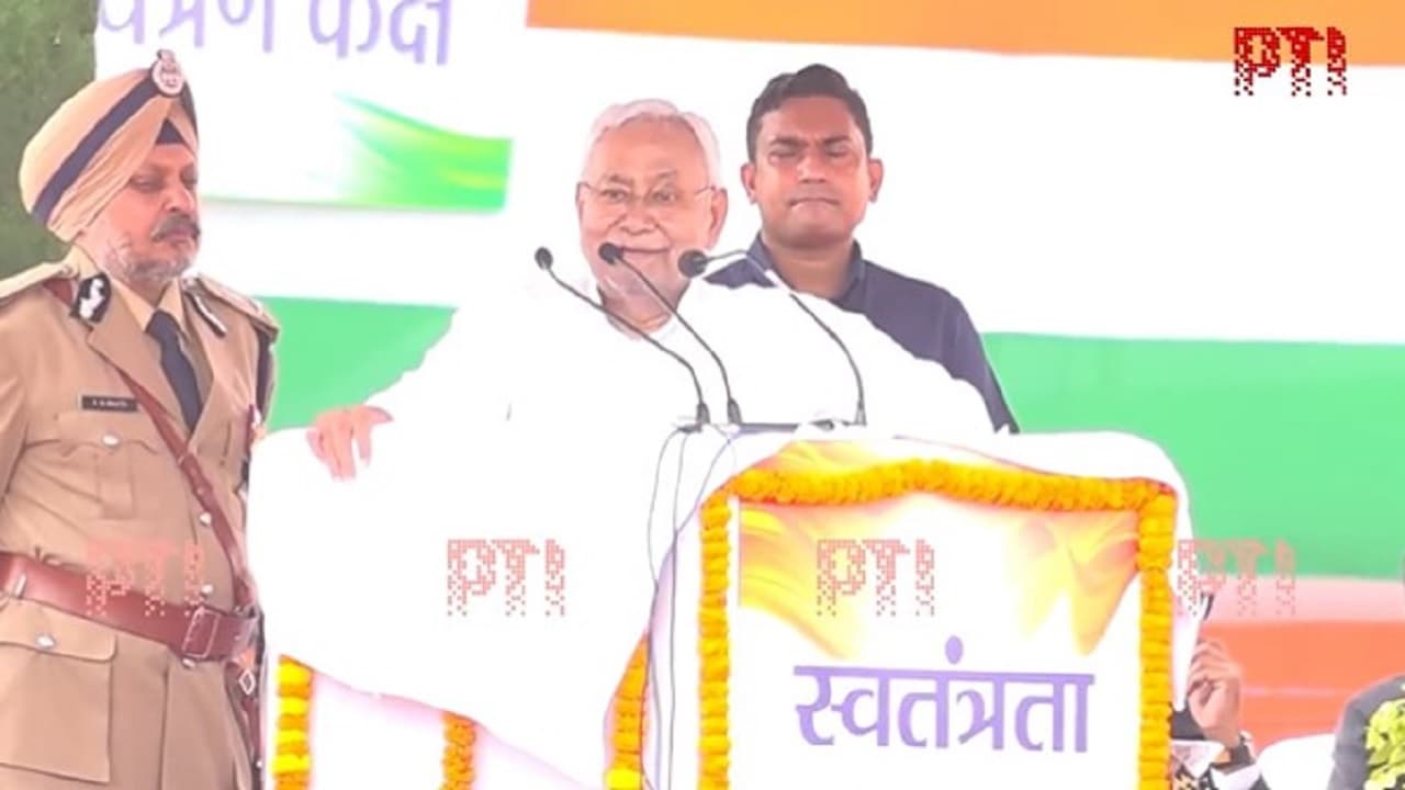 PHOTOS: पटना के गांधी मैदान में नीतीश कुमार तो राबड़ी आवास में लालू यादव ने फहराया तिरंगा, देखिए तस्वीरें..