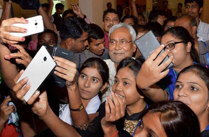 बिहार की बेटियों के बैंक खातों में पैसे डाल रही है नीतीश सरकार, जानें किस योजना का मिलने वाला है लाभ