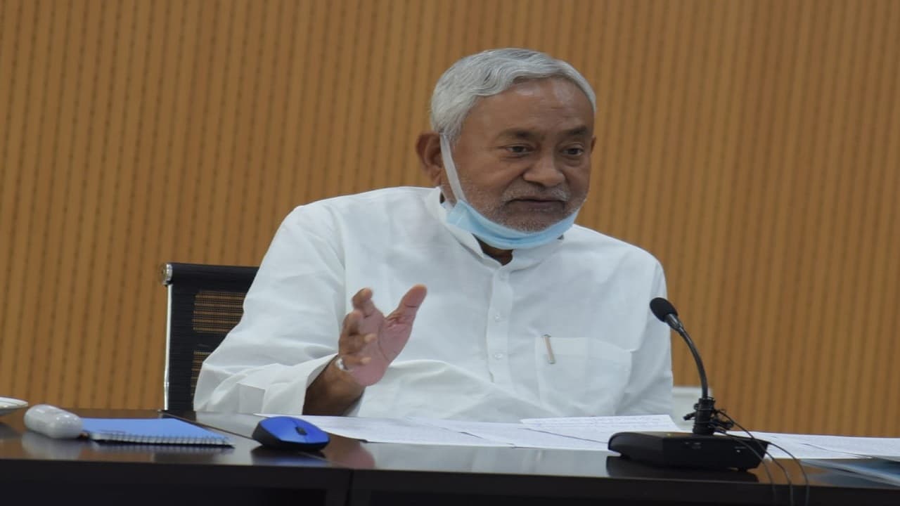 Nitish Kumar ने बाहुबली अनंत सिंह की पत्नी के लिए मांगा वोट, देखें जारी किया वीडियो