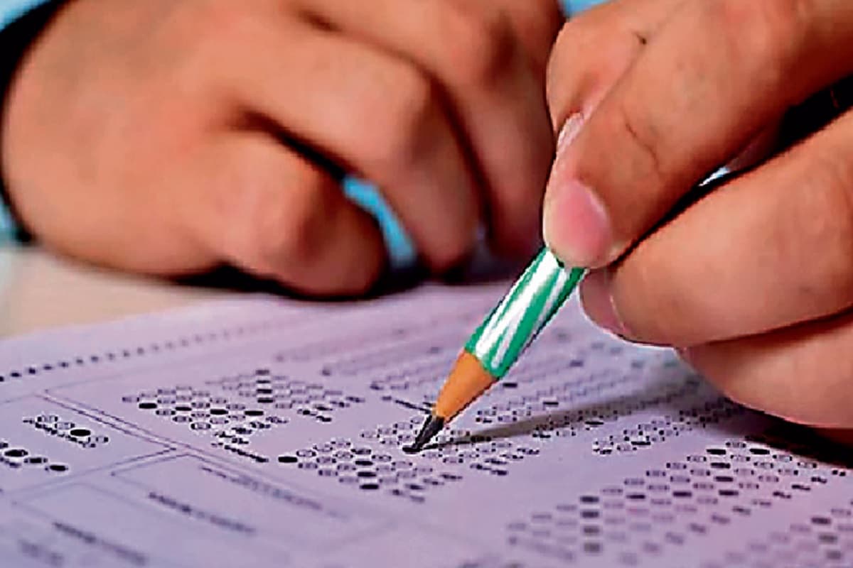 आंख बंद कर नियमावली बनाते हैं झारखंड के अफसर, मैट्रिक में जो जरूरी नहीं, नियुक्ति में कर दिया जाता है अनिवार्य