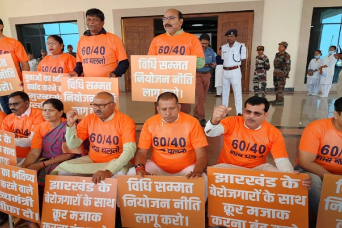 नियोजन नीति को लेकर BJP ने फिर किया हंगामा, 60-40 नाय चलतो की टी- शर्ट पहन पहुंचे विधानसभा