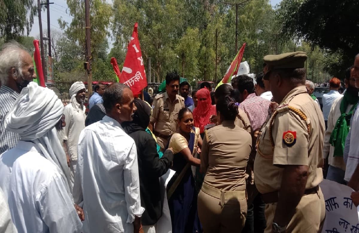 अलीगढ़: जिलाधिकारी कार्यालय के सामने महिलाओं ने ब्रजभूषण सिंह का फूंका पुतला, पुलिस के साथ हुई झड़प