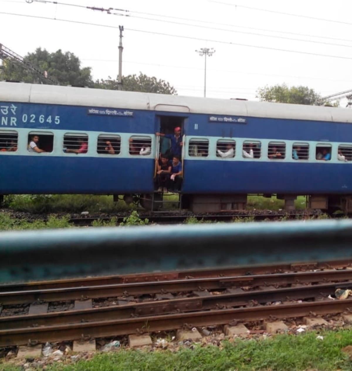 बरेली में ट्रेन से कटकर युवती की मौत, घंटों ट्रैक पर पड़ा रहा शव