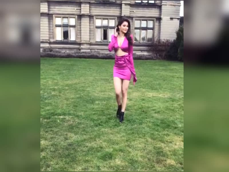 'लवर गर्ल' उर्वशी रौतेला का नया स्टाइलिश लुक देखा आपने ? वीडियो मचा रहा सोशल मीडिया पर धूम