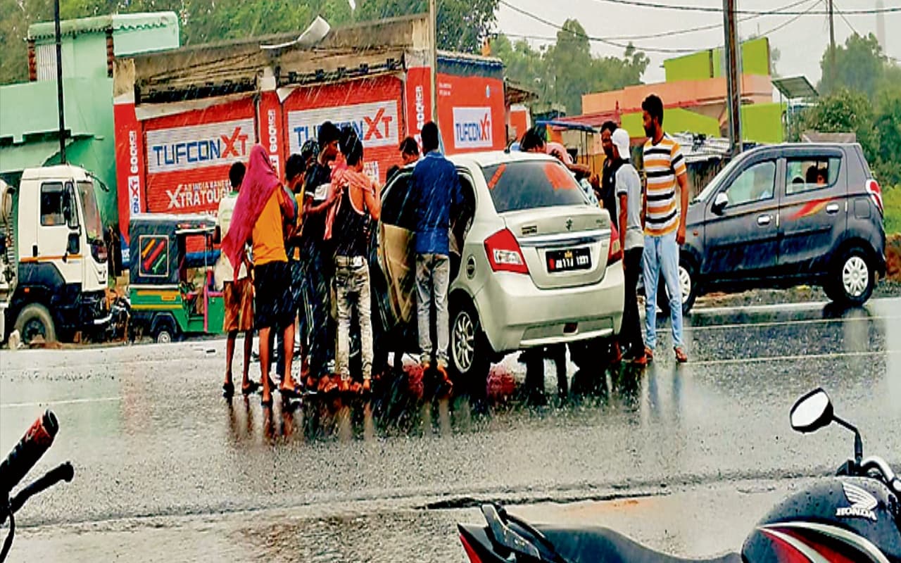 धनबाद के जीटी रोड पर ट्रक से टकराई तेज रफ्तार कार, बच्ची समेत 11 लोग जख्मी