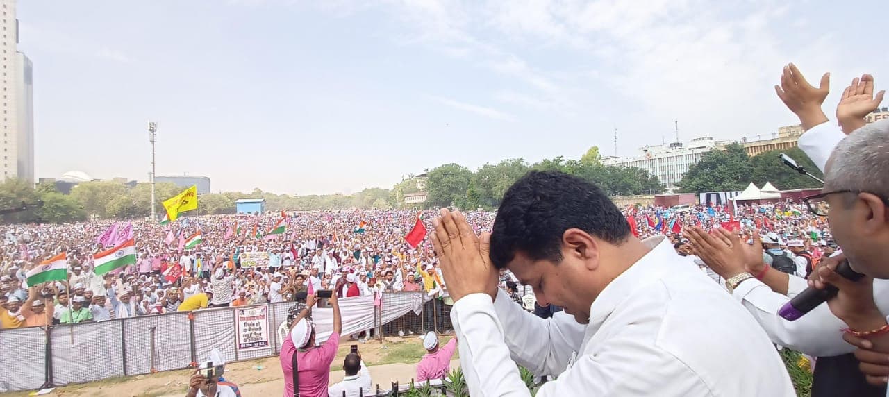 Old Pension Scheme: पुरानी पेंशन बहाली की मांग को लेकर दिल्ली के रामलीला मैदान में कर्मचारियों का सैलाब