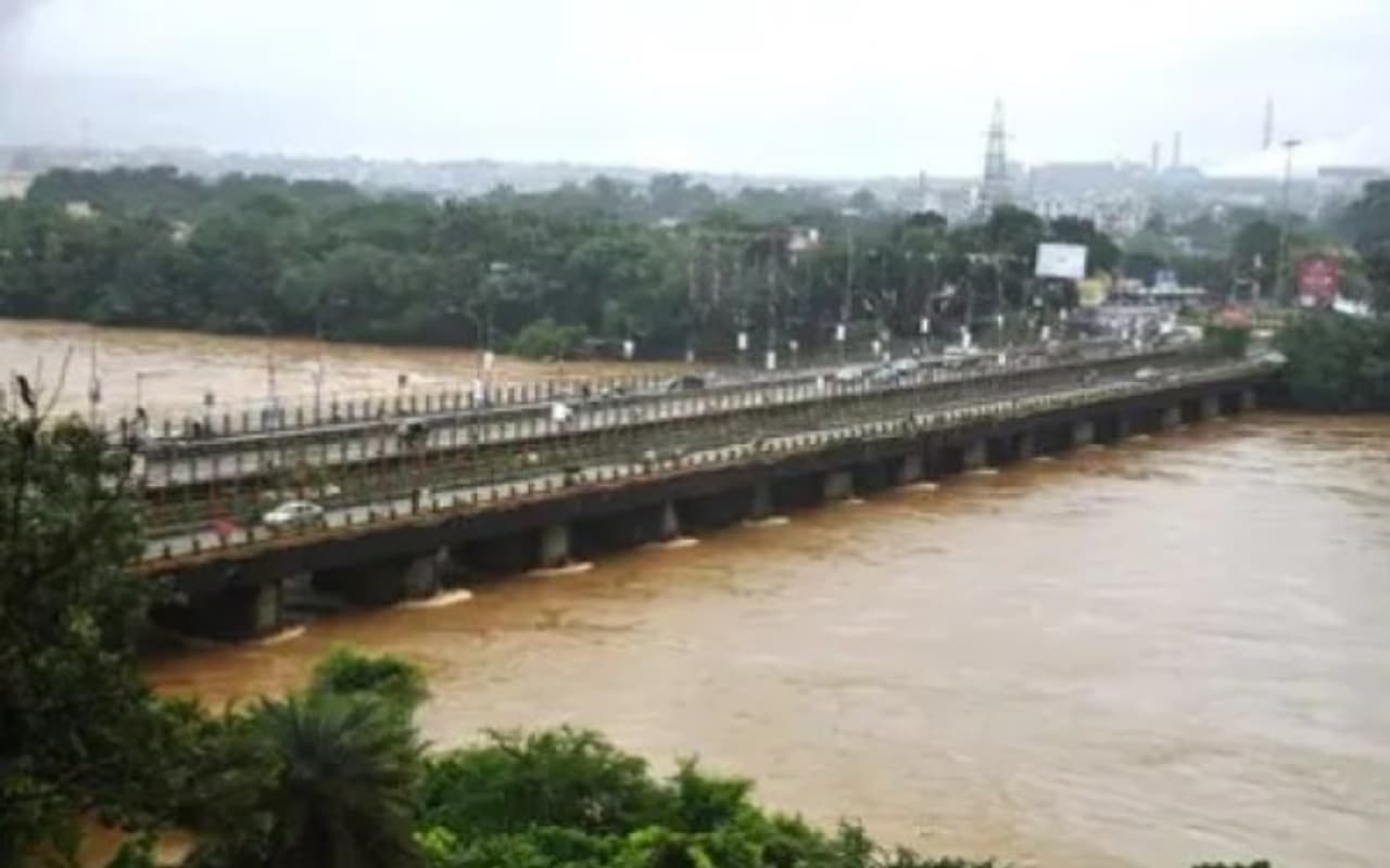 जमशेदपुर में लगातार बारिश से उफनाईं नदियां, खतरे के निशान के नजदीक पहुंची खरकई नदी, अलर्ट जारी