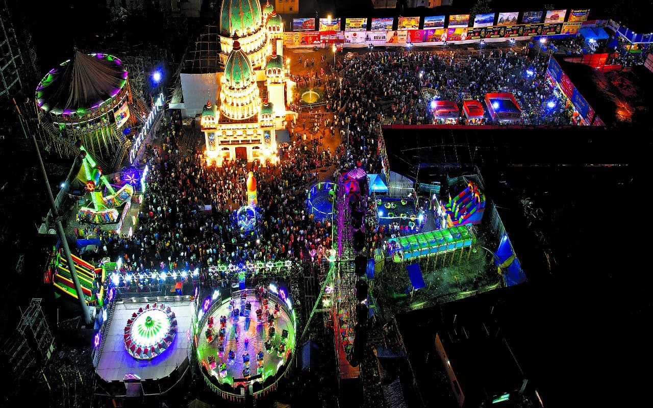 Durga Puja 2022: रांची में बारिश पर आस्था पड़ी भारी, भीग-भीगकर भक्तों ने किये दर्शन, देखें तस्वीरें