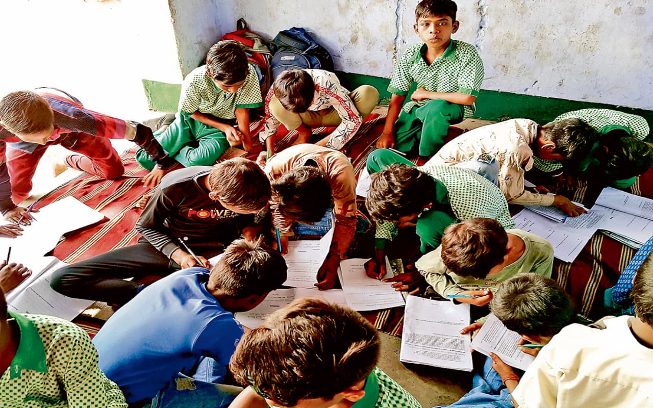 धनबाद : सरकारी स्कूलों में प्रश्न पत्र कराना पड़ा जेरोक्स, बरामदे में दरी पर बैठकर विद्यार्थियों ने दी परीक्षा