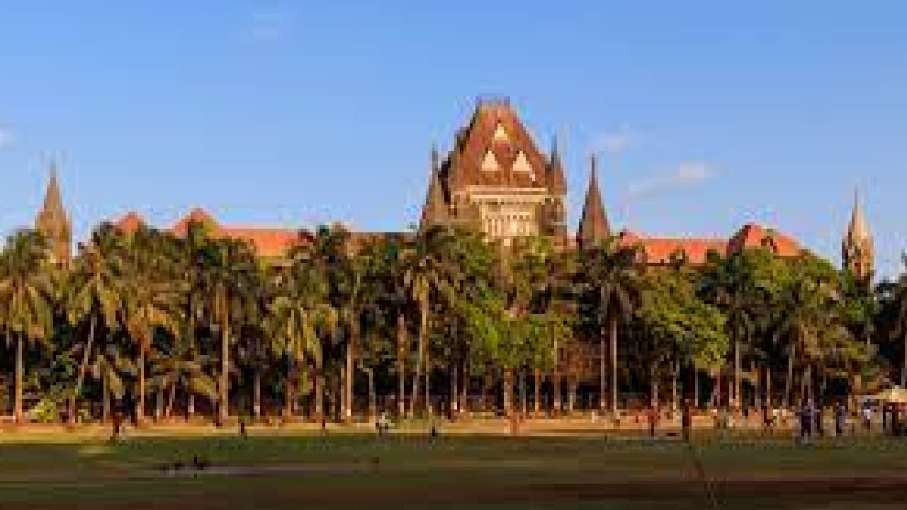 POCSO के आरोपी को मिली जमानत, बॉम्बे हाईकोर्ट कोर्ट ने कहा- Kiss करना कोई अपराध नहीं