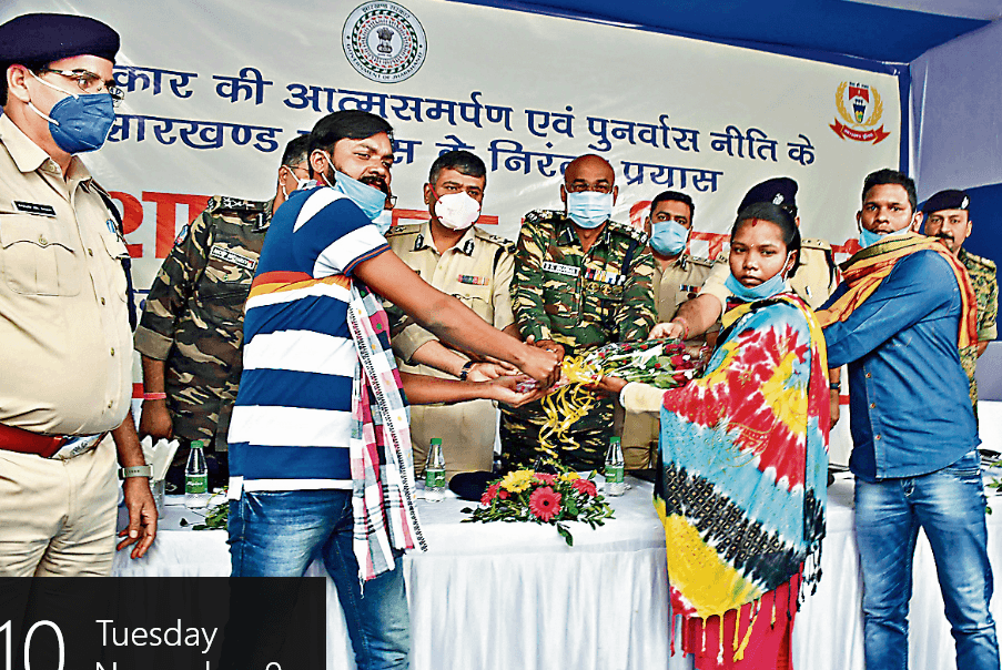 8 पुलिस कर्मियों की हत्या करने वाले 3 बड़े नक्सलियों ने किया सरेंडर, इन तीन जिलों में था जबरदस्त आंतक