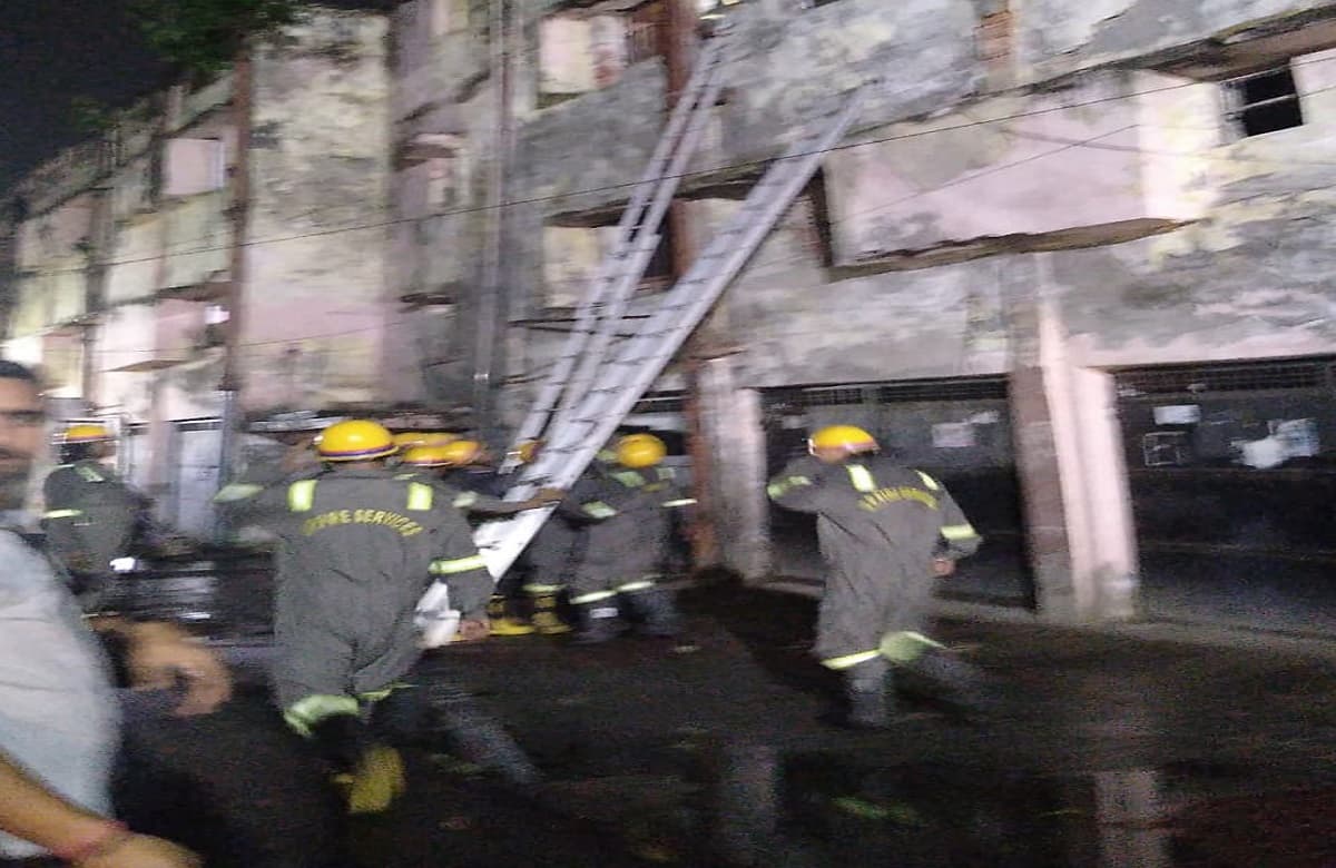 लखनऊ में सरकारी इमारत की छत गिरी, कई लोग मलबे में दबे, रेस्क्यू ऑपरेशन जारी