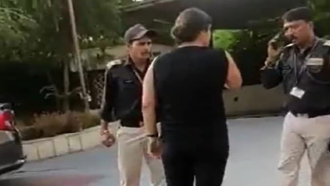 Viral Video: नोएडा में 'गालीबाज' महिला पर पुलिस का एक्शन, गेट खोलने में देरी पर गार्ड को दी थी गालियां