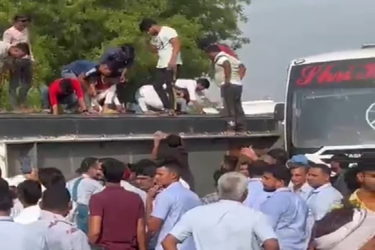 ताजमहल देखने के लिए लैब्राडोर को कार के अंदर जंजीर से बांधकर गया पर्यटक, डॉग की तड़प-तड़प कर निकल गई जान